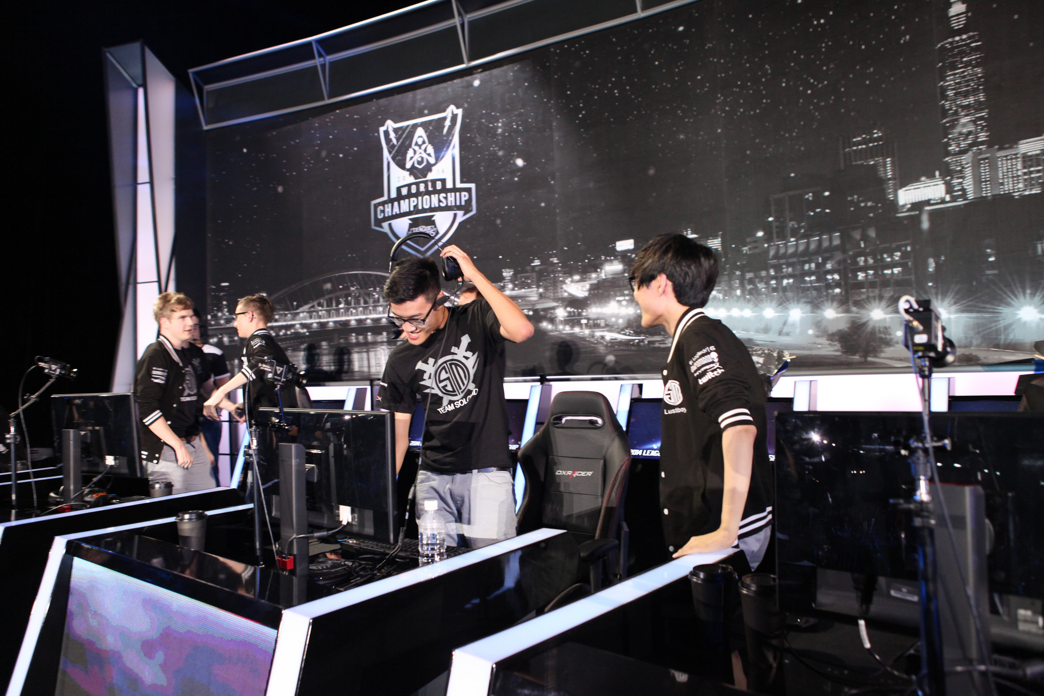 TheShy泪目引爆电竞热议！IG惊天翻盘背后Elk致命失误与Bin吸血鬼封神